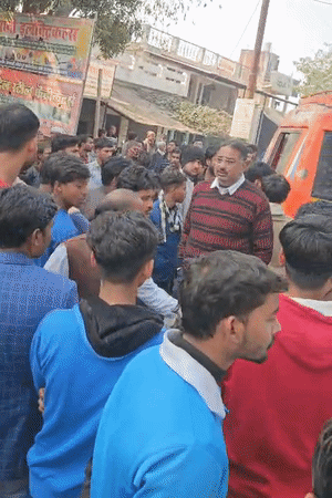 जाम की सूचना पर पुलिस भी पहुंच गई। लोगों की काफी भीड़ लगी हुई है।