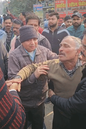 मृतक के पिता का रो-रोकर बुरा हाल है। आसपास के लोग संभाल रहे हैं।