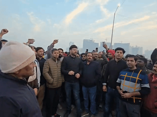 युवक की मौत के बाद लोग घटनास्थल पर प्रदर्शन कर रहे हैं। लोगों ने प्राधिकरण को इसका जिम्मेदार ठहराया।