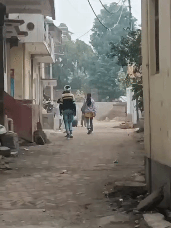 शुक्रवार को छात्रा अपनी सहेली के साथ पढ़ने जा रही थी, तभी पीछे से आया युवक उसका हाथ पकड़कर खींचने लगा।