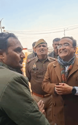सिपाही ने पूर्व आईजी कवींद्र प्रताप सिंह को सिस्टम के बारे में समझाता रहा। वहीं, पूर्व आईजी मुस्कुराकर अनुरोध करते रहे।