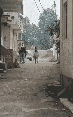 युवक छात्रा को गली में खींचकर ले जाने लगा। छात्रा ने झटक कर अपना हाथ छुड़ाया और वहां से भाग गई।