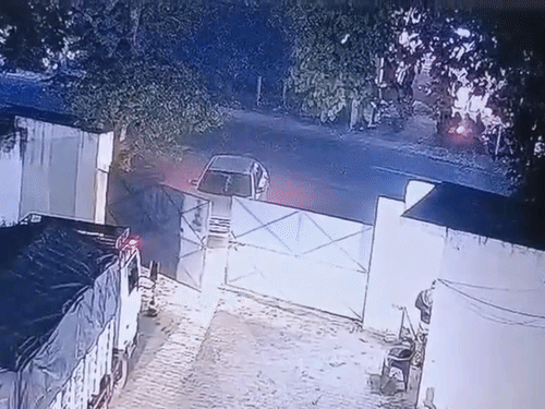घटना का CCTV सामने आया है, जिसमें कार-स्कॉर्पियो में भीषण टक्कर हुई।