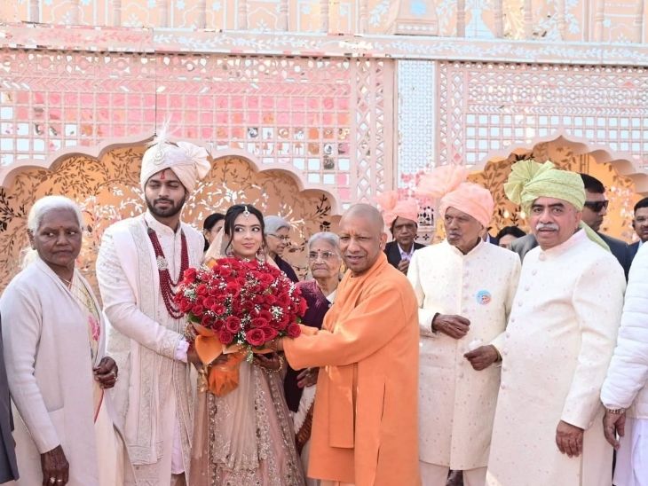 कैबिनेट मंत्री राकेश सचान की बेटी को फूलों का गुलदस्ता देकर शुभकामनाएं देते सीएम योगी।