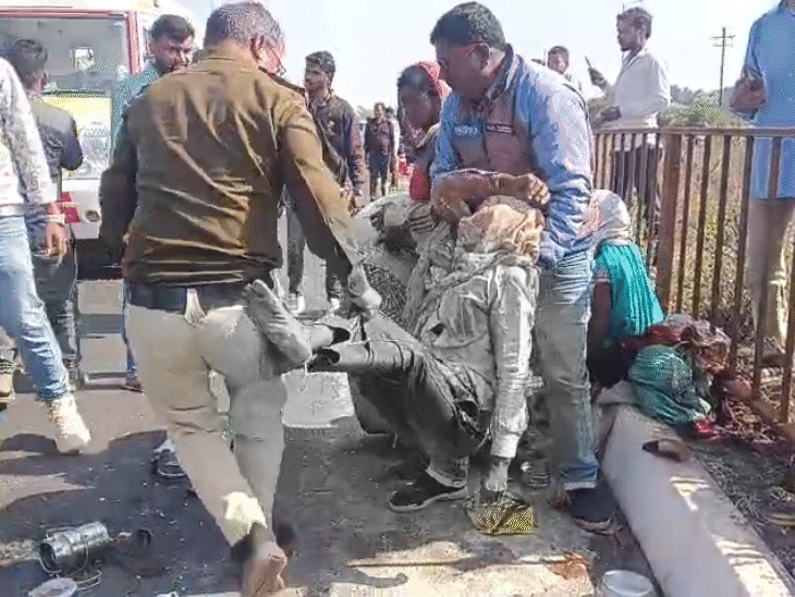 हादसे के बाद पुलिस ने घायलों को एम्बुलेंस से मेडिकल कॉलेज भिजवाया।