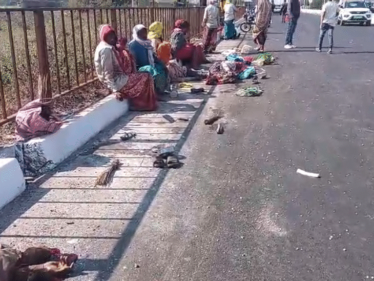 रेलिंग किनारे खाना खाने के बाद मजदूर बैठे हुए थे, तभी हादसा हुआ।