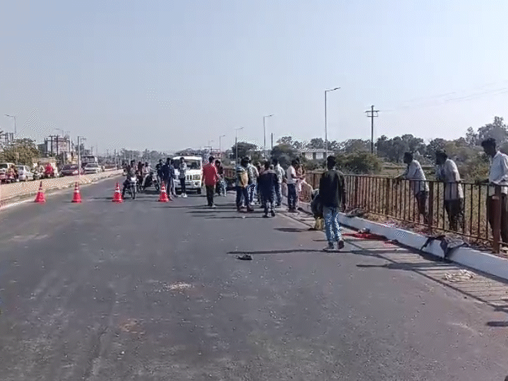 सिग्मा कॉलोनी के सामने इस जगह हुआ हादसा।