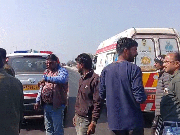 मौके पर मौजूद पुलिसबल और स्वास्थ्यकर्मी।