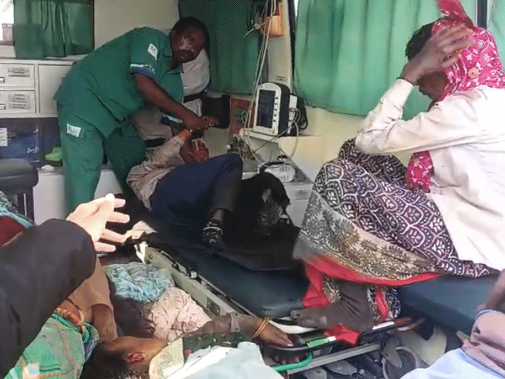 एम्बुलेंस में घायलों का इलाज करते स्वास्थ्यकर्मी।