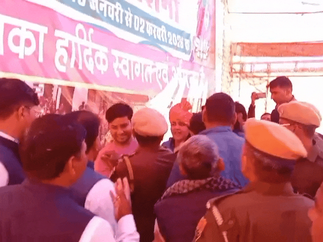 विधायक ऋतु बनावत और पूर्व विधायक बंशीवाल मंच पर भिड़ गए। बीच-बचाव करते थानाधिकारी विनोद मीणा।