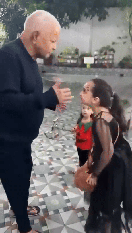 अपने परिवार के बच्चों के साथ हैलोवीन मनाते लालू यादव। (फाइल फोटो)