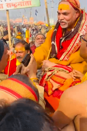 शंकराचार्य ने कहा कि यह सब सरकार के इशारे पर हो रहा है, क्योंकि वो हमसे नाराज है।