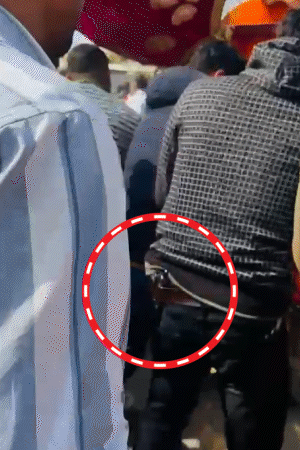 शंकराचार्य की पालकी को खींचने वाले कमर में पिस्टल लगाए हुए थे।