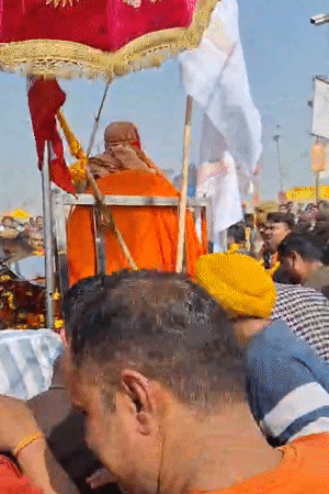 2 घंटे तक हंगामेदार माहौल रहा। बाद में पुलिस ने शंकराचार्य के सभी शिष्यों को हिरासत में ले लिया। फिर शंकराचार्य की पालकी को खींचते हुए ले गए।