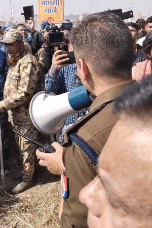 IPS अजय पाल शर्मा ने मोर्चा संभाला। उन्होंने अनाउंस कर शंकराचार्य के शिष्यों से रास्ता खाली करने को कहा।