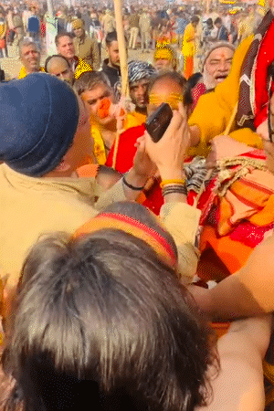 शंकराचार्य शिष्यों को छुड़वाने पर अड़ गए। उन्हें अफसरों ने समझाने की कोशिश की, हाथ जोड़े, लेकिन वे नहीं माने।