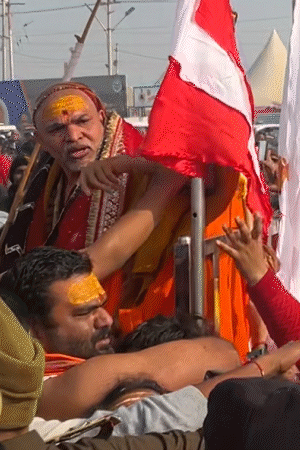 शंकराचार्य पुलिसवालों पर भड़क गए। उन्होंने इशारों में पुलिसकर्मियों को हटने के लिए कहा।