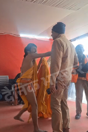 शिष्य पुलिसवालों से बहस कर रहाहै। इसी बीच पुलिसकर्मी भड़क गए।