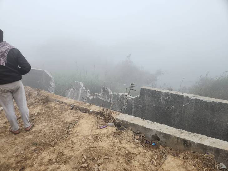 इसी नाले की दीवार को तोड़कर खाली प्लाट में बने बेसमेंट में गिरी थी कार। - Dainik Bhaskar