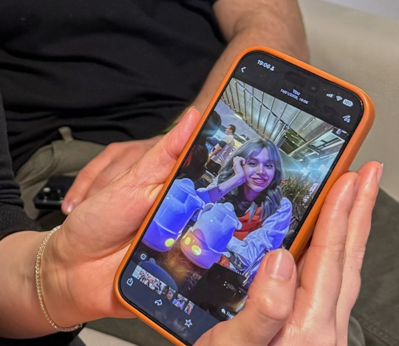 23 साल की रूबिना अमिनियन ईरान के एक कॉलेज में फैशन की पढ़ाई कर रही थीं। रूबिना अमिनियन को ईरानी सुरक्षा बलों ने सिर में गोली मारी थी।