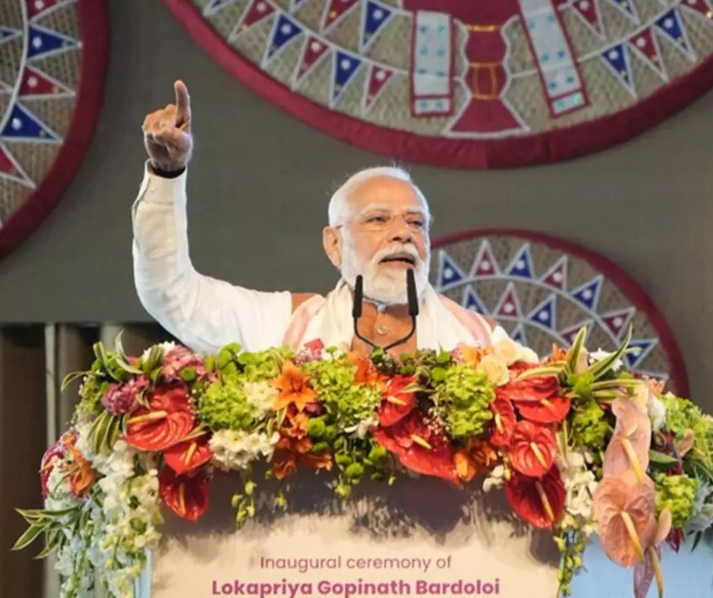 असम के कलियाबोर में पीएम मोदी ने 6,957 करोड़ रुपए के काजीरंगा एलिवेटेड कॉरिडोर की आधारशिला रखी।