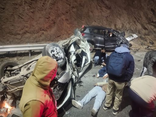 हादसे में उदयपुर नंबर की कार में सवार चार युवकों की मौके पर ही मौत हो गई। टक्कर के बाद युवक कार में ही फंस गए थे।