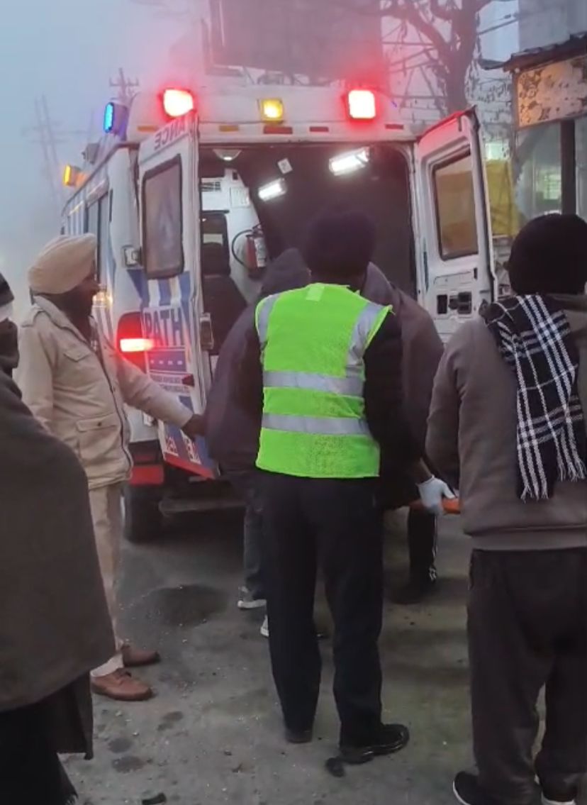 घायलों को लेकर जाती एम्बुलेंस।