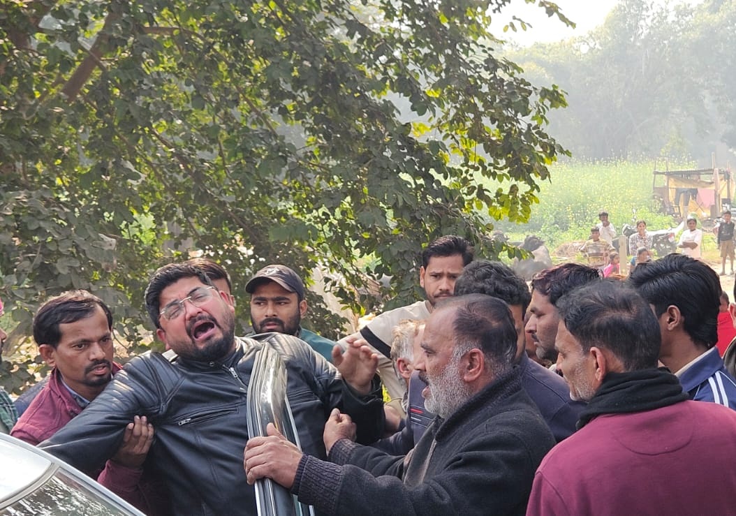 अर्पित के परिजनों का रो-रोकर बुरा हाल है। गांव के लोग उन्हें संभाल रहे हैं।