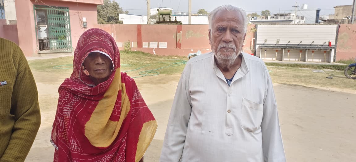 सीकर शहर के वार्ड नं. 63 निवासी यासीन और उनकी पत्नी फातमा बानो।