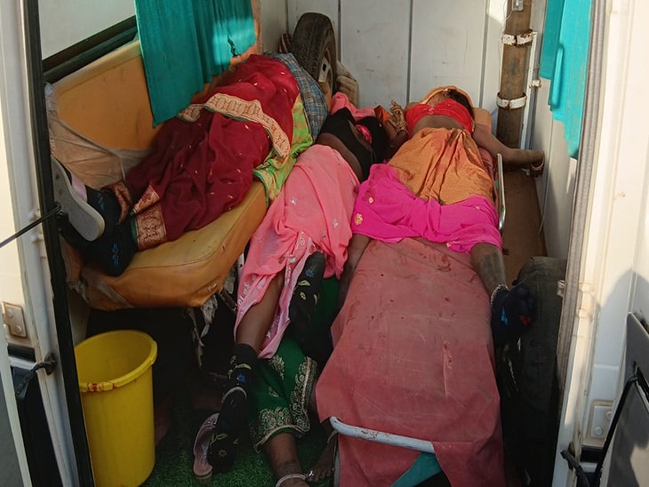 भीषण सड़क हादसे में मौत के बाद ग्रामीणों के शवों को मॉर्च्युरी में रखा गया है।