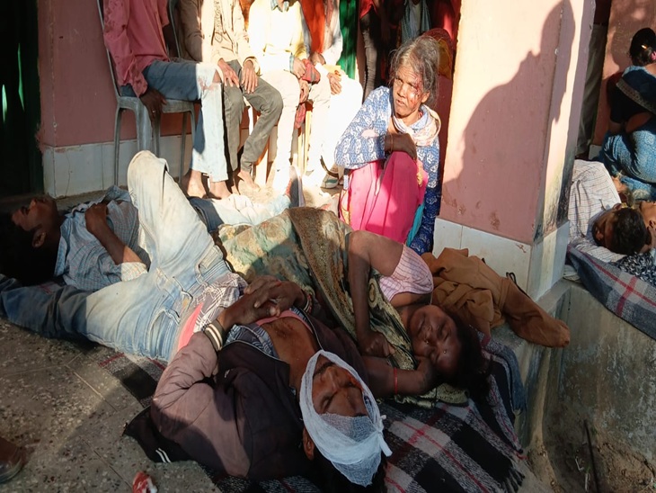 घायलों को स्थानीय हॉस्पिटल में भर्ती कराया गया है।