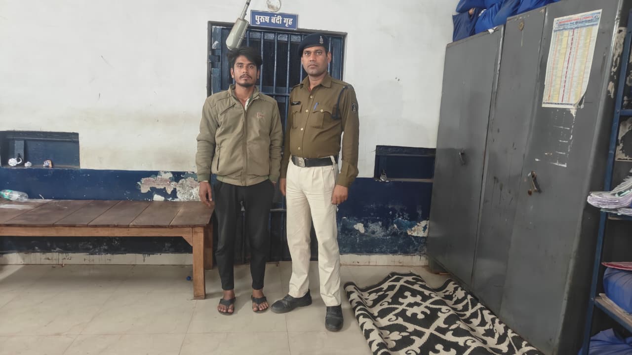 दूसरे के आधार कार्ड का उपयोग करने वाला हुआ गिरफ्तार।