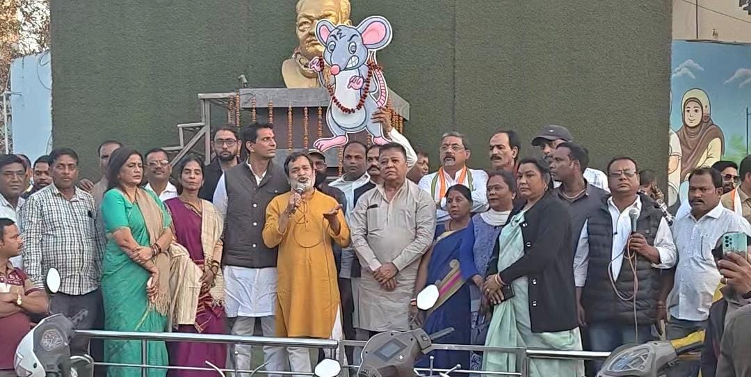 सुपेला घड़ी चौक पर भिलाई जिला अध्यक्ष ने किया लोगों को संबोधित।