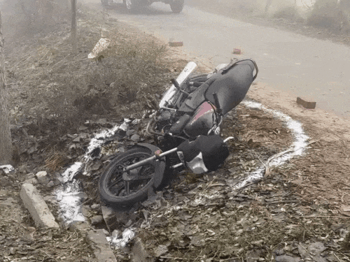 एनकाउंटर के दौरान घटनास्थल पर गिरी बदमाशों का बाइक।