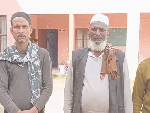 फतेहपुर रोड स्थित वार्ड 63 के लोगों ने S.I.R. में हुई गड़बड़ियों को लेकर विरोध जताया।