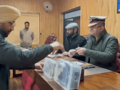 आरोपियों के कब्जे से बरामद हुए हथियार।