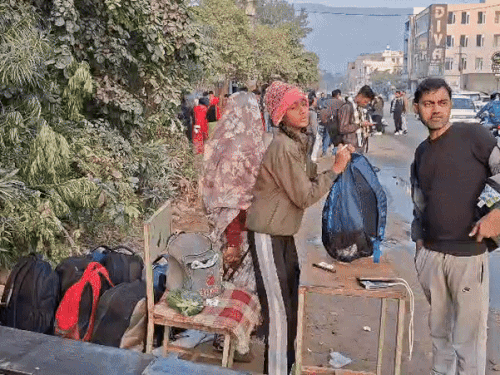 सेंटर के बाहर कैंडिडेट्स ने अपने बैग व सामान प्राइवेट व्यक्तियों को जमा कराया।