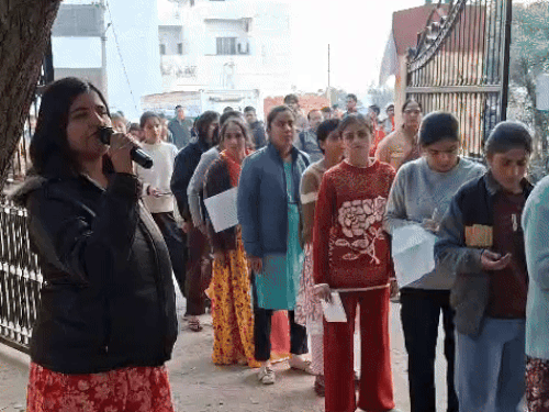 कैंडिडेट्स को जानकारी देने के लिए माइक भी लगाए और अनाउंस किया।