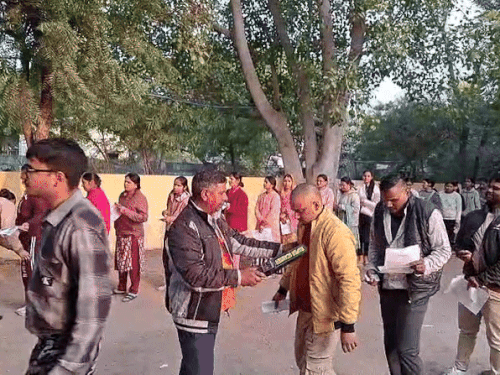 चेकिंग कर एक घंटे पहले एंट्री दी गई।