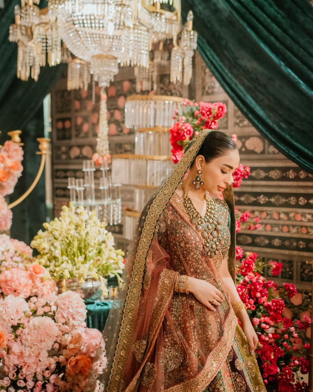 शंजे ने सब्यसाची का जो लहंगा पहना उसमें कई रंगों का खूबसूरत इस्तेमाल किया गया था। लहंगे में हरा, गुलाबी, बैंगनी और सुनहरा रंग नजर आ रहा था। (इमेज क्रेडिट- सोशल मीडिया)