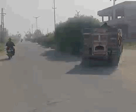 ट्रैक्टर तेज स्पीड में डिवाइडर से टकराया।