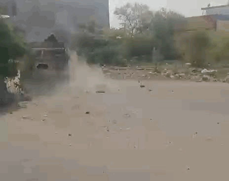 ड्राइवर चलते ट्रैक्टर से कूद कर भागा।