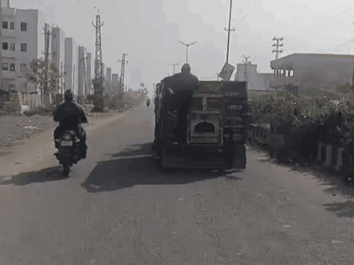 डीएसटी (जिला विशेष टीम) के एक पुलिसकर्मी ने रविवार को फिल्मी अंदाज में ट्रैक्टर-ट्रॉली पर चढ़कर उसे रोकने का प्रयास किया।