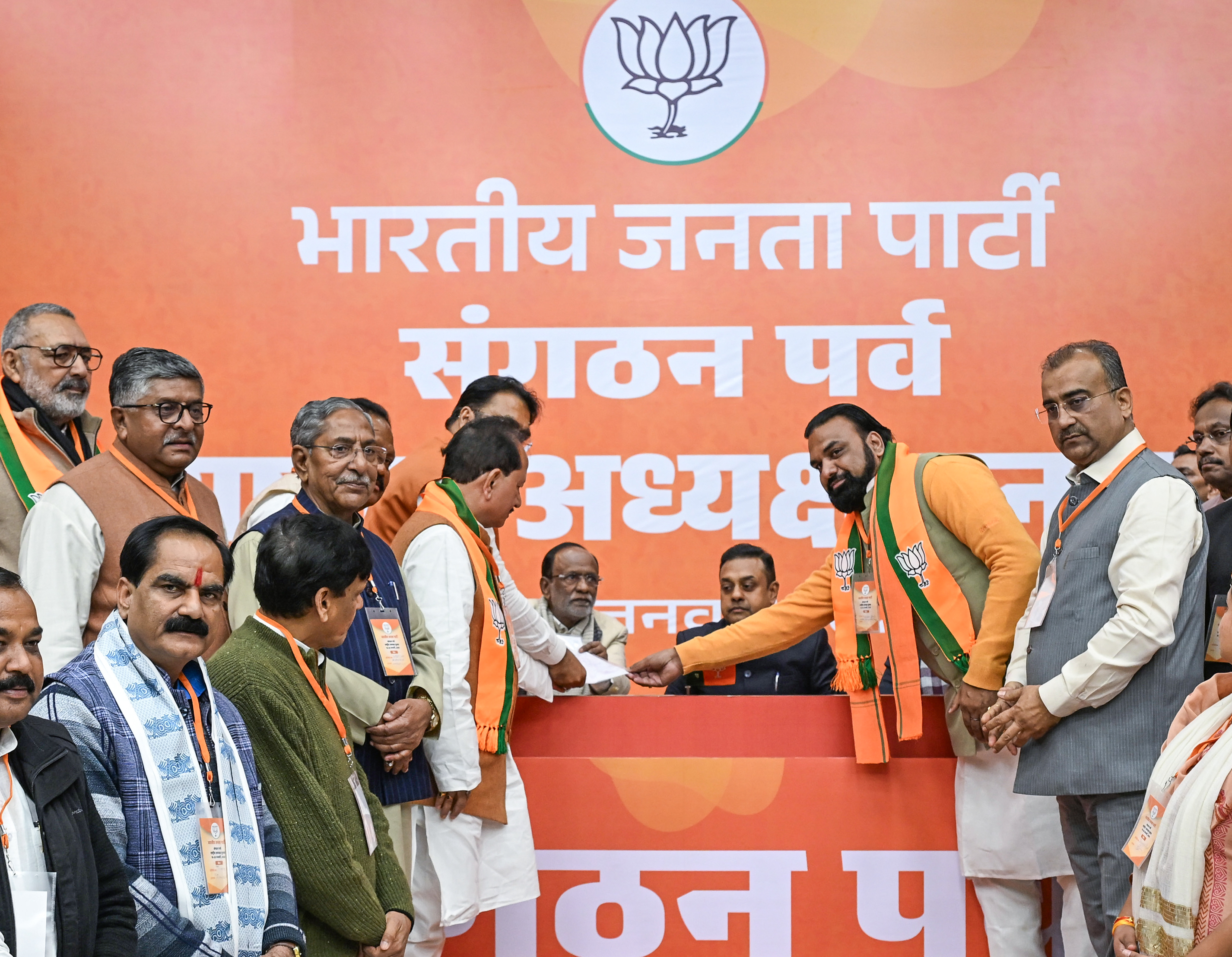 बिहार के डिप्टी सीएम सम्राट चौधरी ने नितिन नबीन के समर्थन में नामांकन पत्र दाखिल किया।