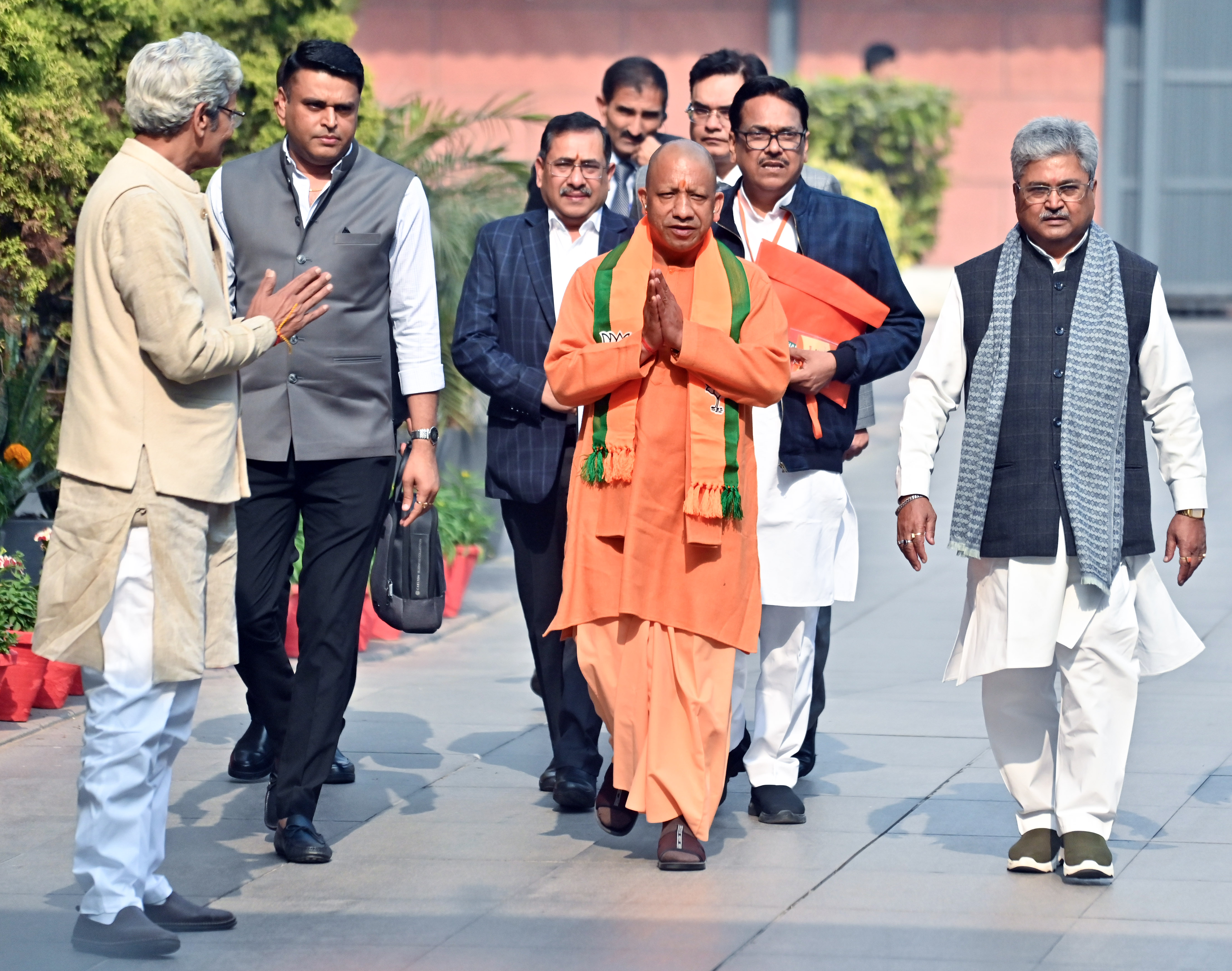 उत्तर प्रदेश के सीएम भाजपा मुख्यालय पहुंचे थे। उन्होंने नामांकन प्रक्रिया में हिस्सा लिया।