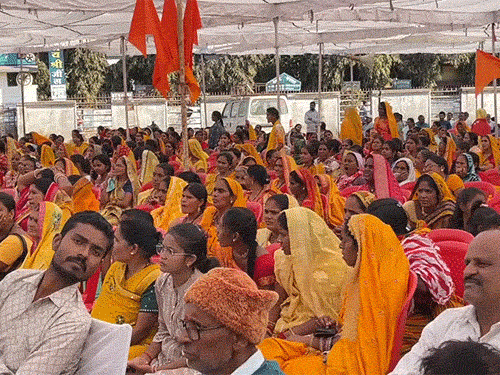 कुर्मी समाज के सम्मेलन में हजारों की संख्या में लोग मौजूद थे।