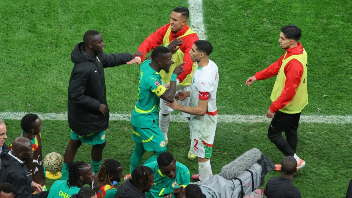 विवाद के कारण 14 मिनट तक खेल रुका रहा।