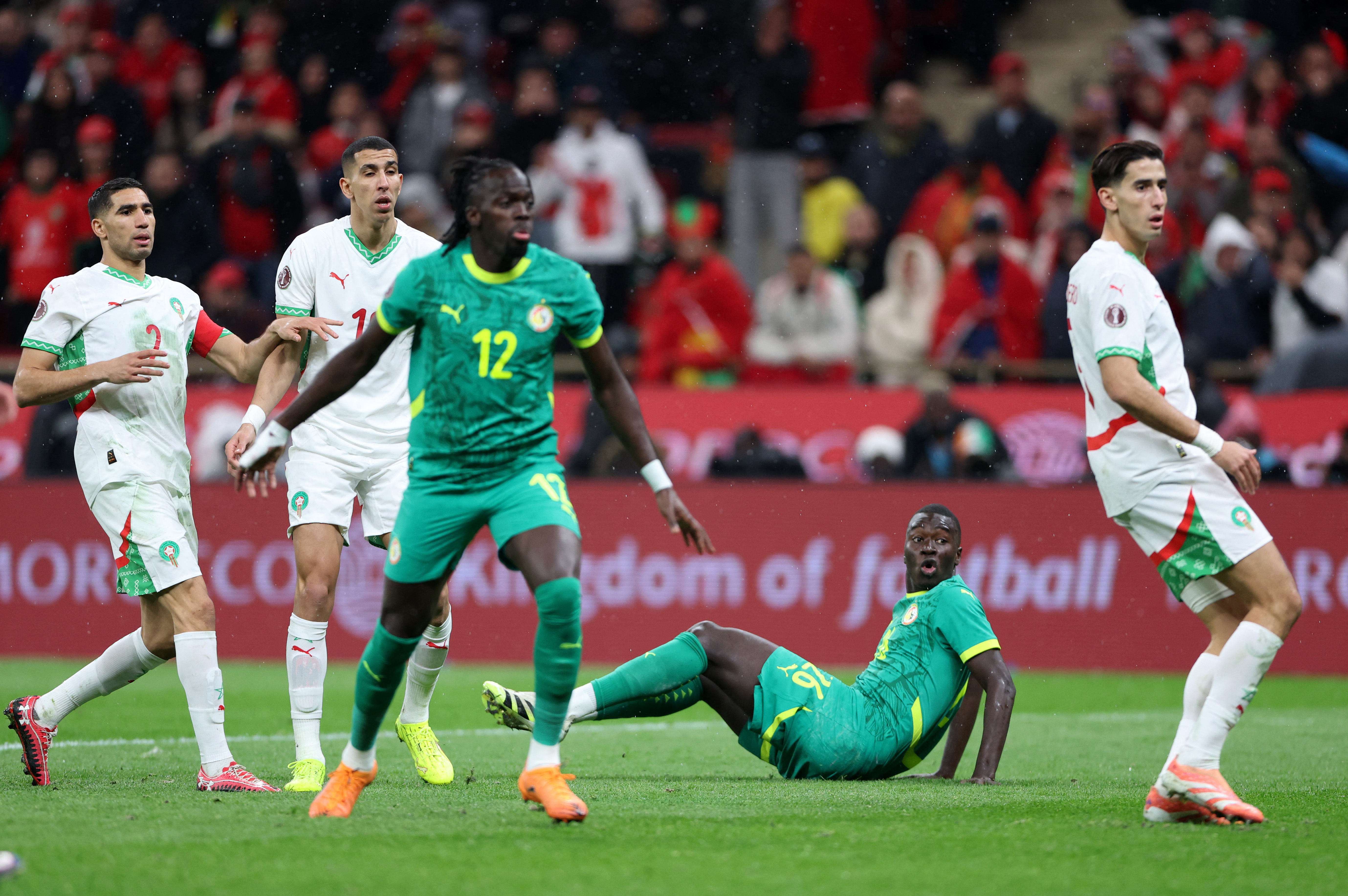 पाप गुए (26 नंबर हरी जर्सी में) ने 94वें मिनट में निर्णायक गोल किया।