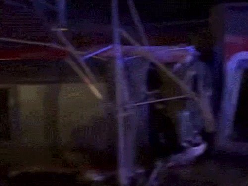 तस्वीर में हादसे में बुरी तरह क्षतिग्रस्त हुई एक ट्रेन की है।