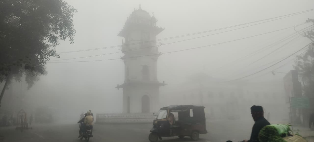 टोंक के जिला मुख्यालय स्थित घंटाघर का पूरा इलाका सोमवार सुबह कोहरे के आगोश में रहा।
